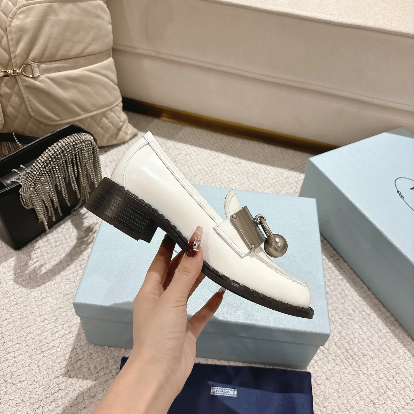 👟👟Ex-factory price 600👟👟 Prad✅Certified𝟐𝟎𝟐5𝙨𝙨 Early Spring Prada💯 #陈昊宇 Same style, many celebrity internet celebrities have the same style/medium-heeled British loafers, the metal buckle design adds a sense of sophistication, the overall shape is full of aura, and the British style small leather shoes are casual and high-end. Chen Haoyu’s same style/Prada25ss loafers! Fabric: Imported open edge beads Lining: Imported sheepskin Insole: Imported cowhide Women's model: Standard code 35-41 (customized at 40.41).  Color: black. light brown. white #陈昊宇 Same style Prada loafers # Temperament wear